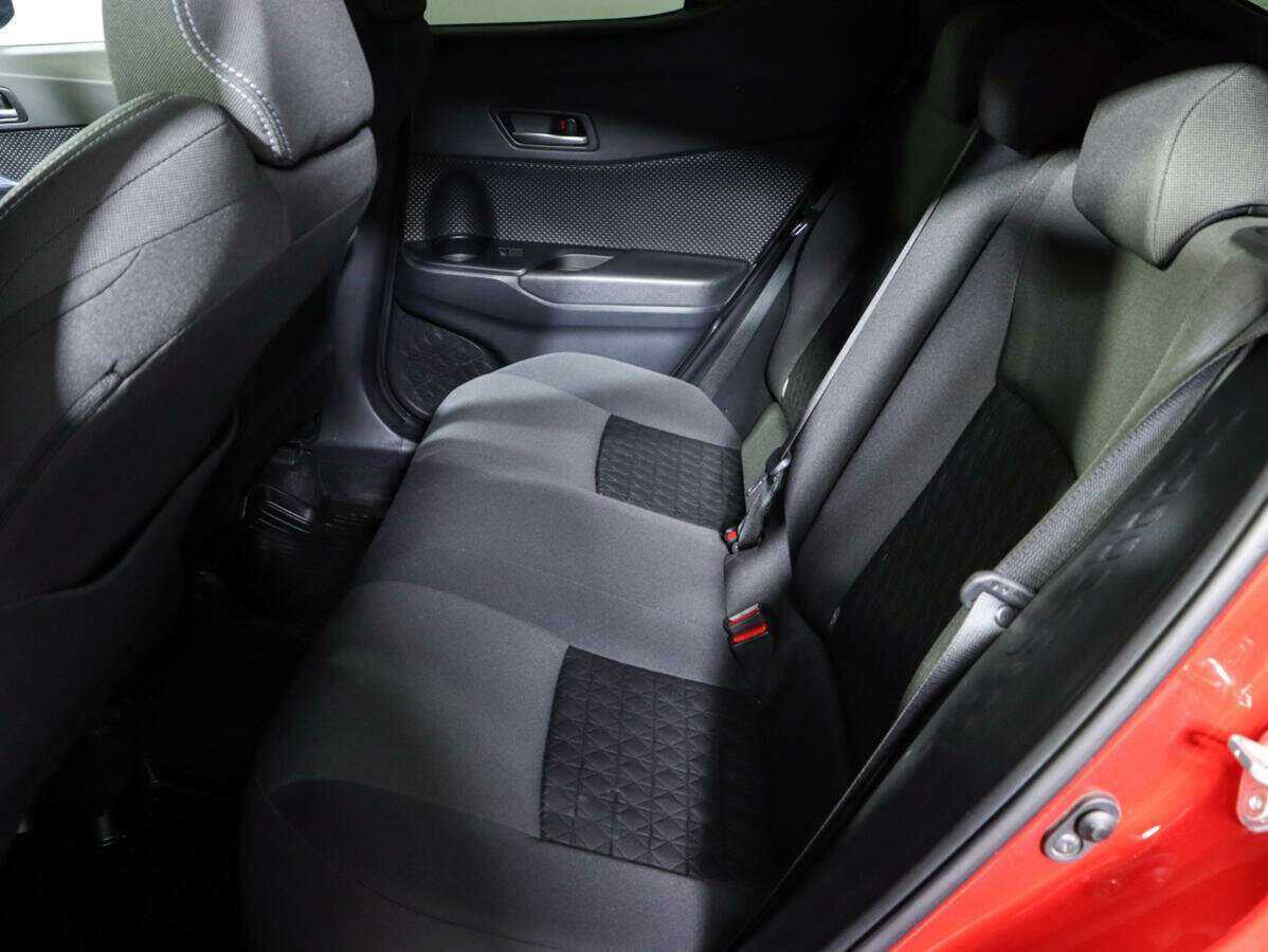 Toyota C-HR с пробегом — 2019 год. Фото: #7