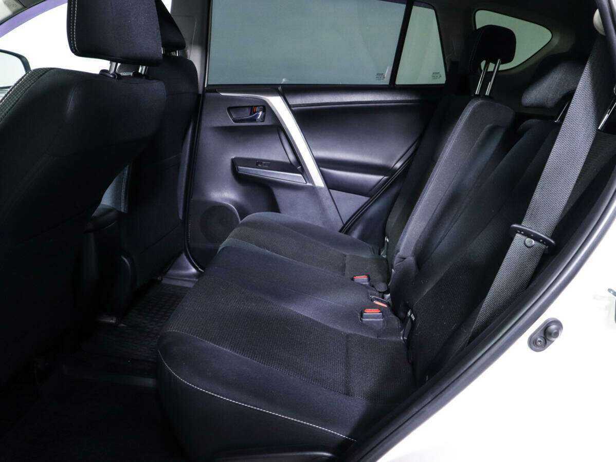 Toyota RAV4 с пробегом — 2017 год. Фото: #8