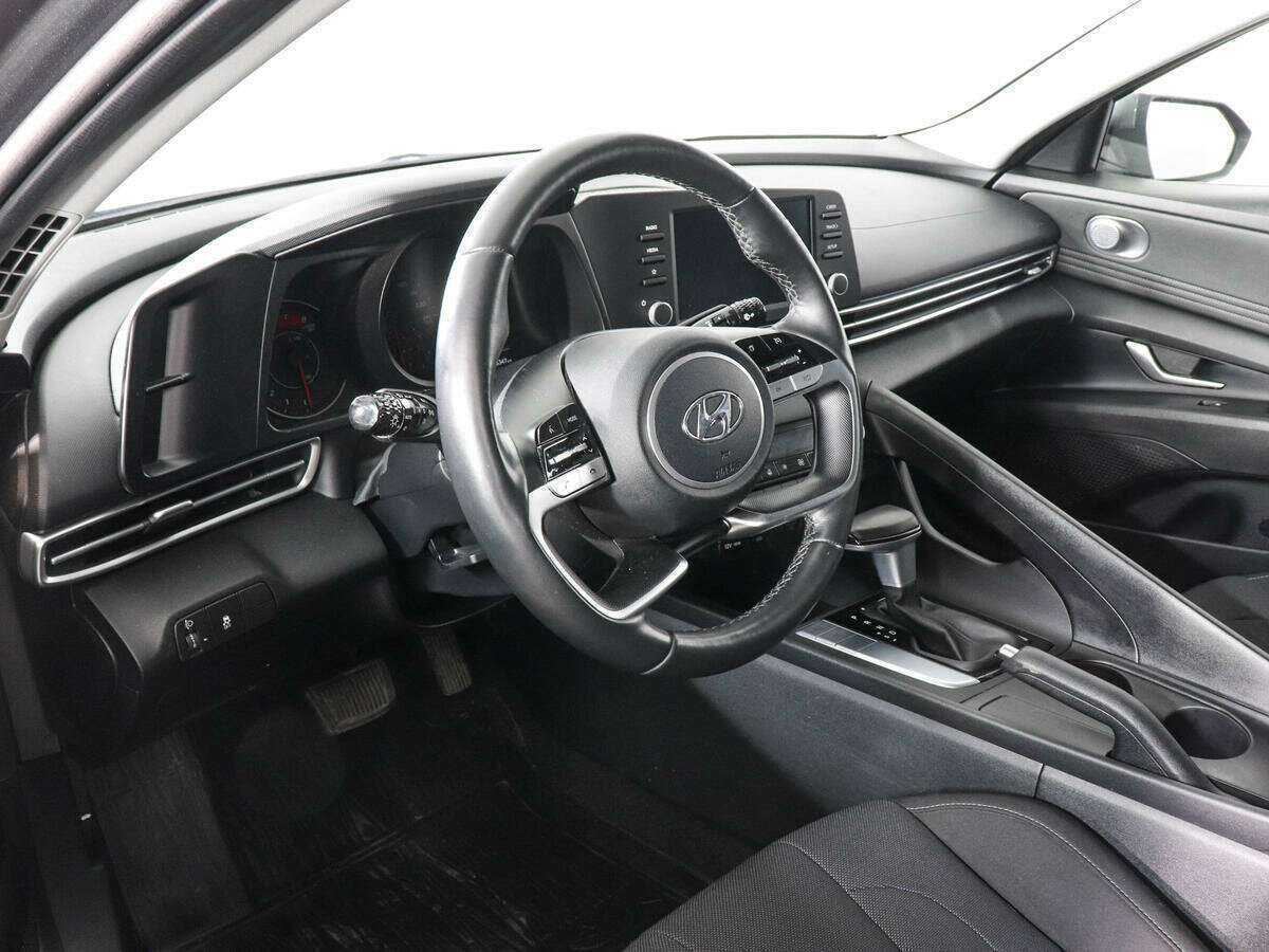 Hyundai Elantra с пробегом — 2022 год. Фото: #9