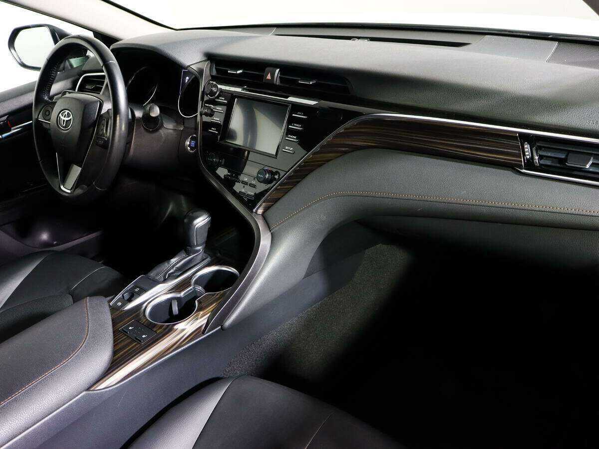 Toyota Camry с пробегом — 2018 год. Фото: #8