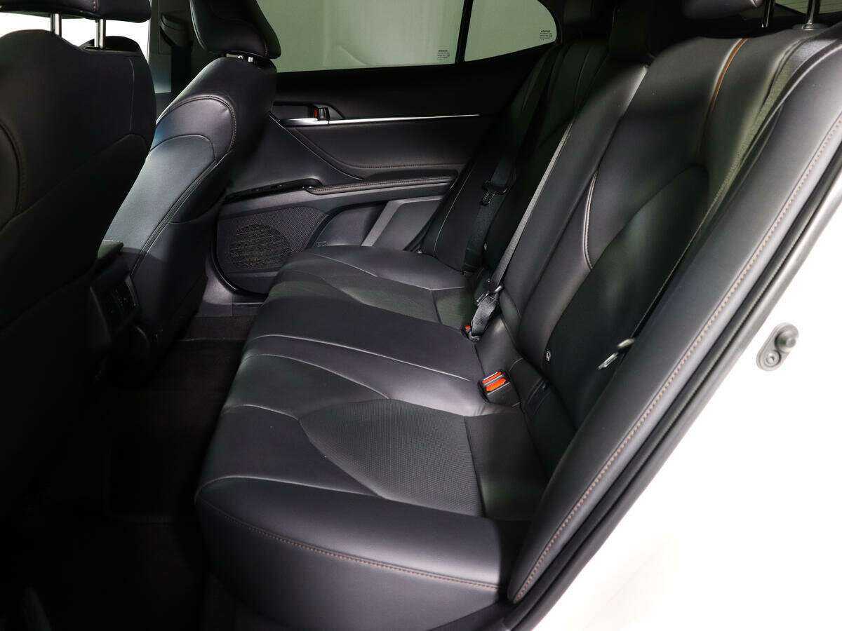 Toyota Camry с пробегом — 2018 год. Фото: #9