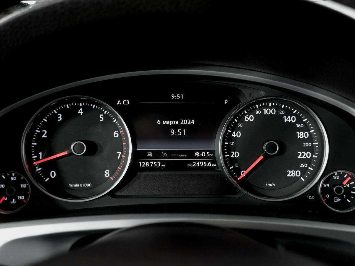 Volkswagen Touareg с пробегом — 2014 год. Фото: #10