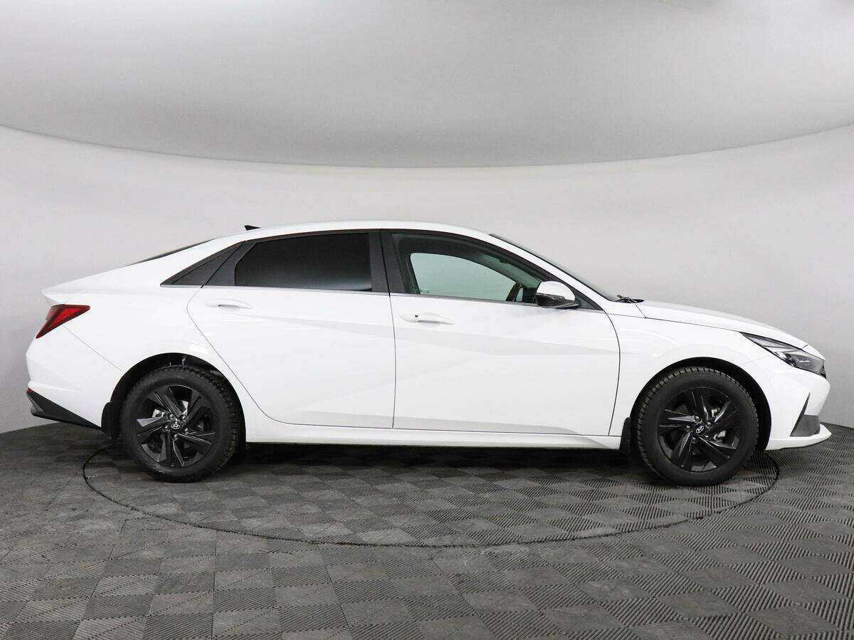 Hyundai Elantra с пробегом — 2021 год. Фото: #3