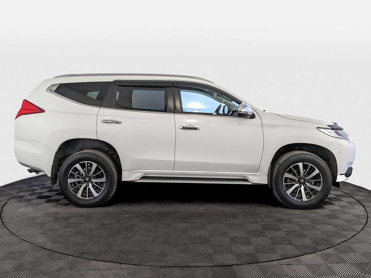 Mitsubishi Pajero Sport с пробегом — 2017 год. Фото: #3