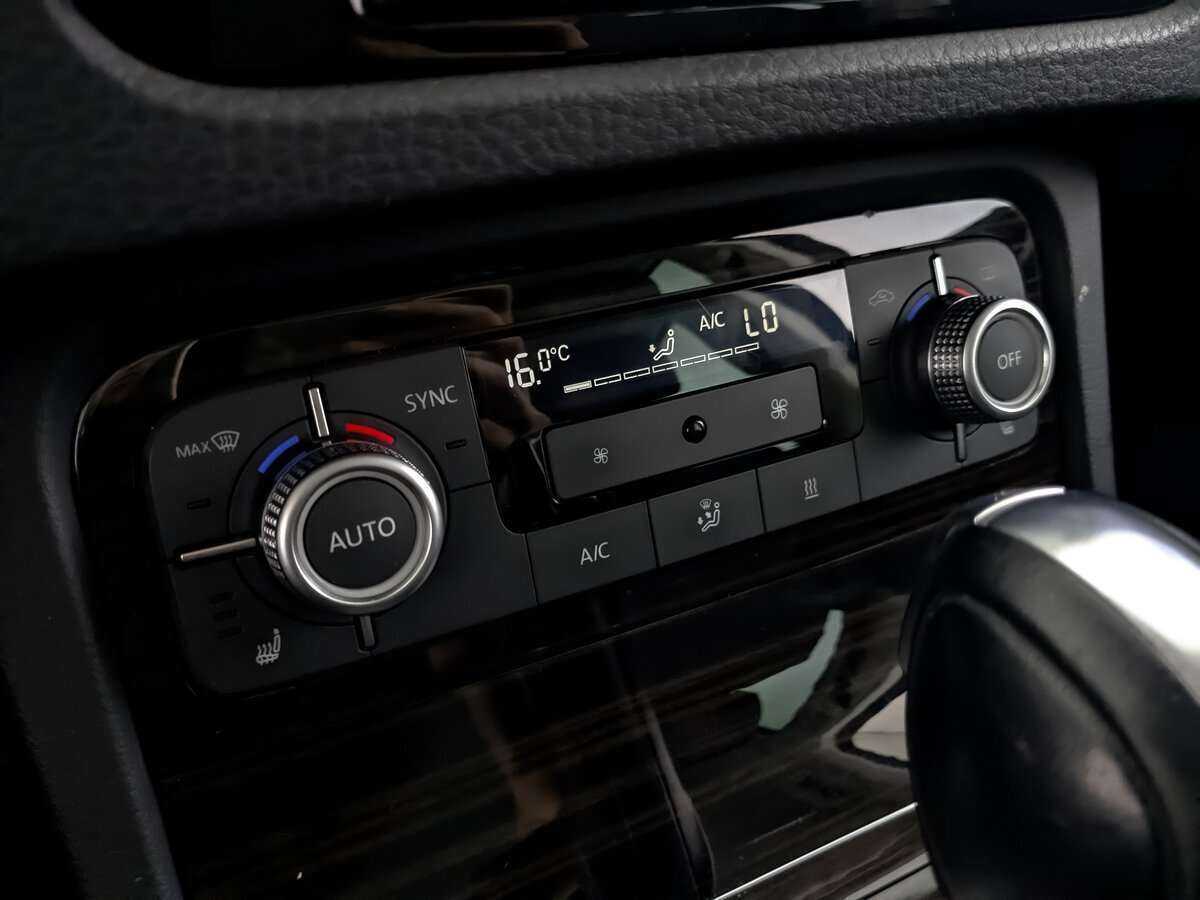 Volkswagen Touareg с пробегом — 2017 год. Фото: #19