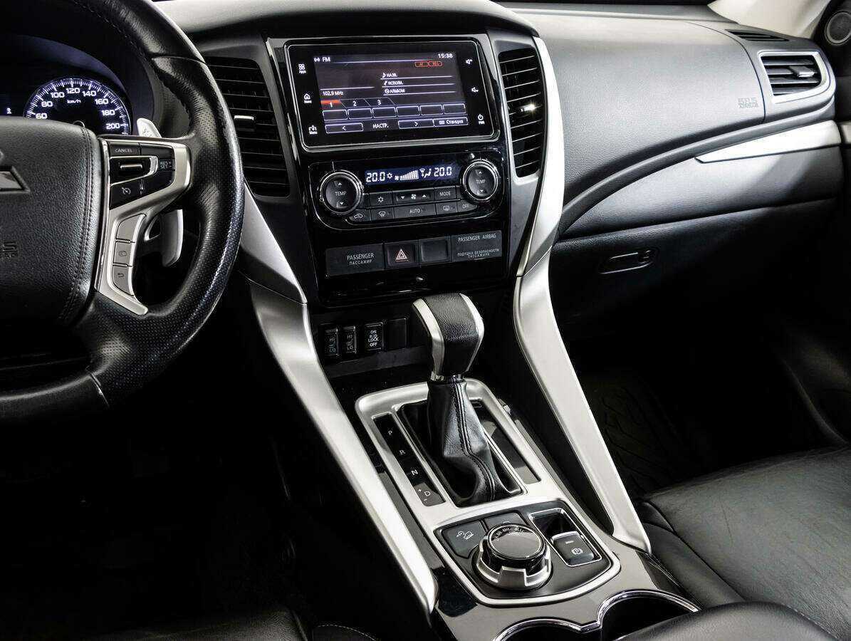 Mitsubishi Pajero Sport с пробегом — 2017 год. Фото: #9