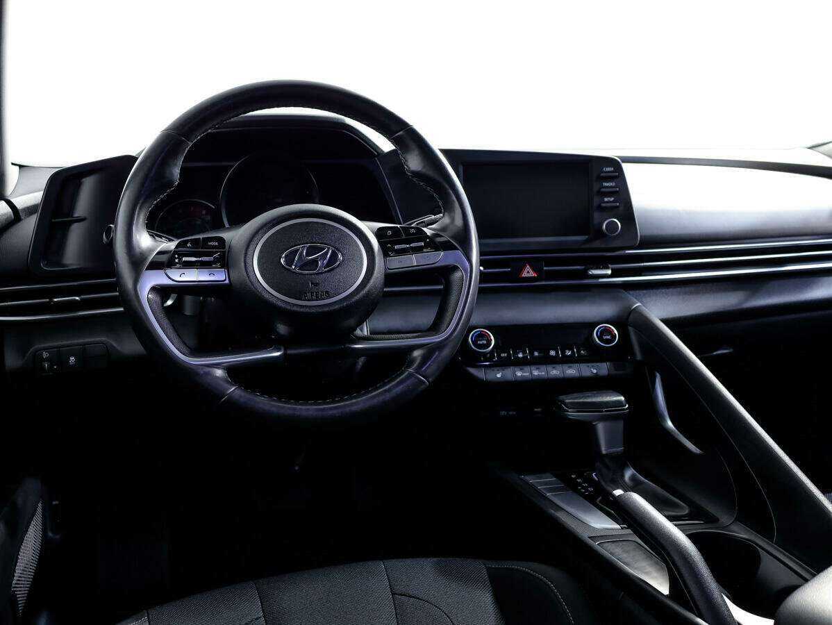Hyundai Elantra с пробегом — 2021 год. Фото: #12