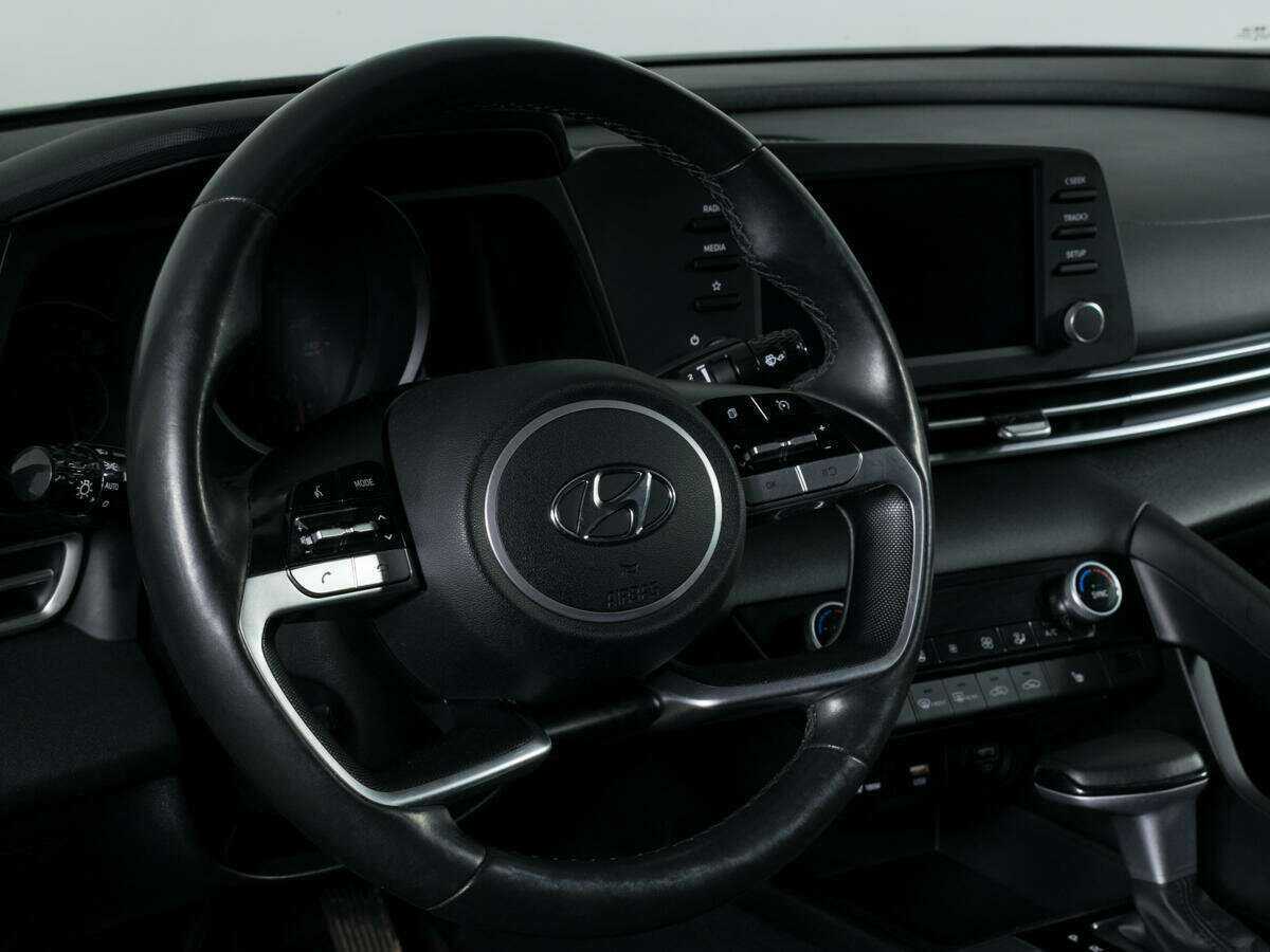 Hyundai Elantra с пробегом — 2021 год. Фото: #11