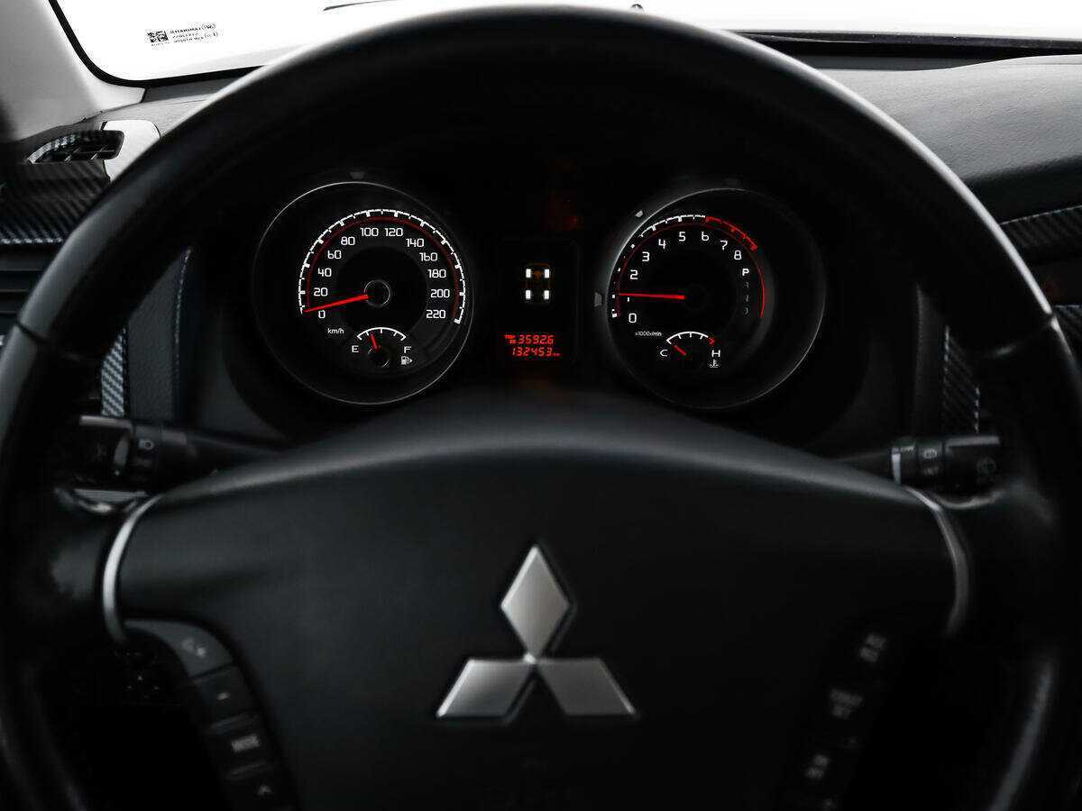 Mitsubishi Pajero с пробегом — 2013 год. Фото: #16