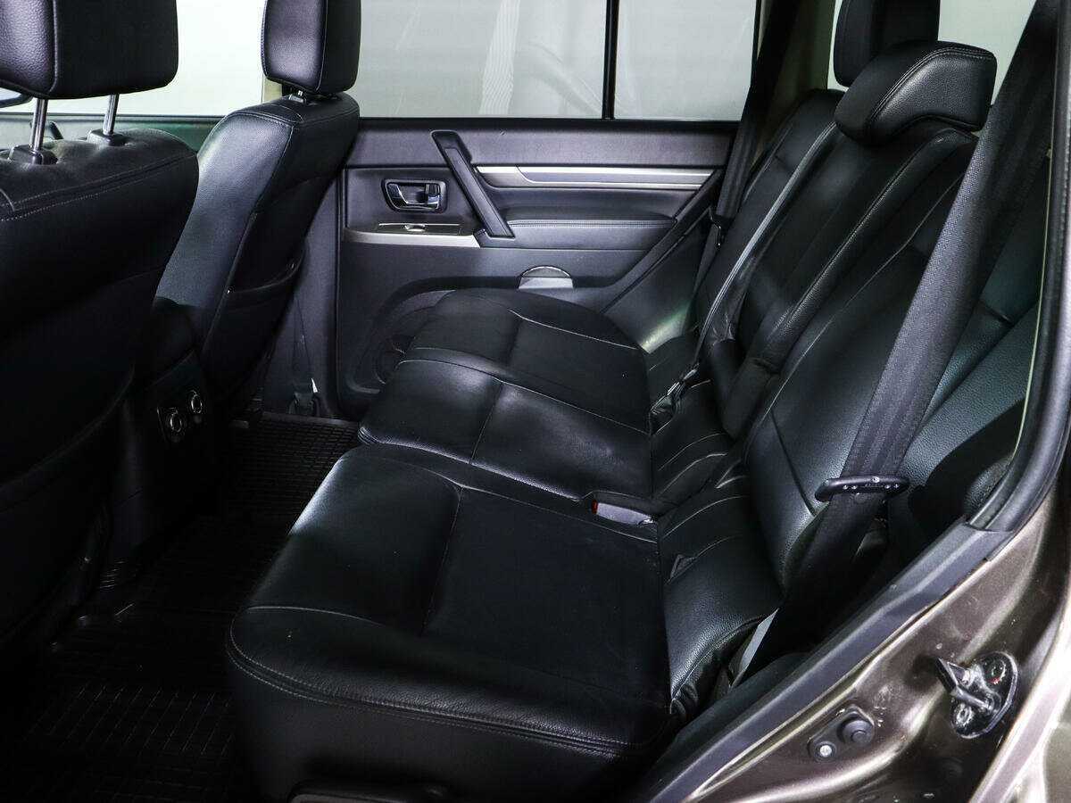 Mitsubishi Pajero с пробегом — 2014 год. Фото: #7