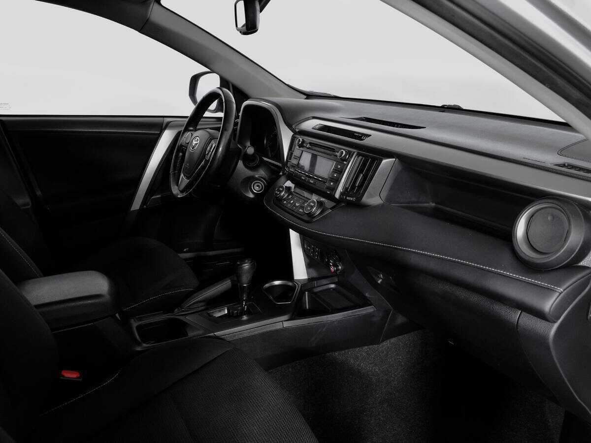 Toyota RAV4 с пробегом — 2018 год. Фото: #8
