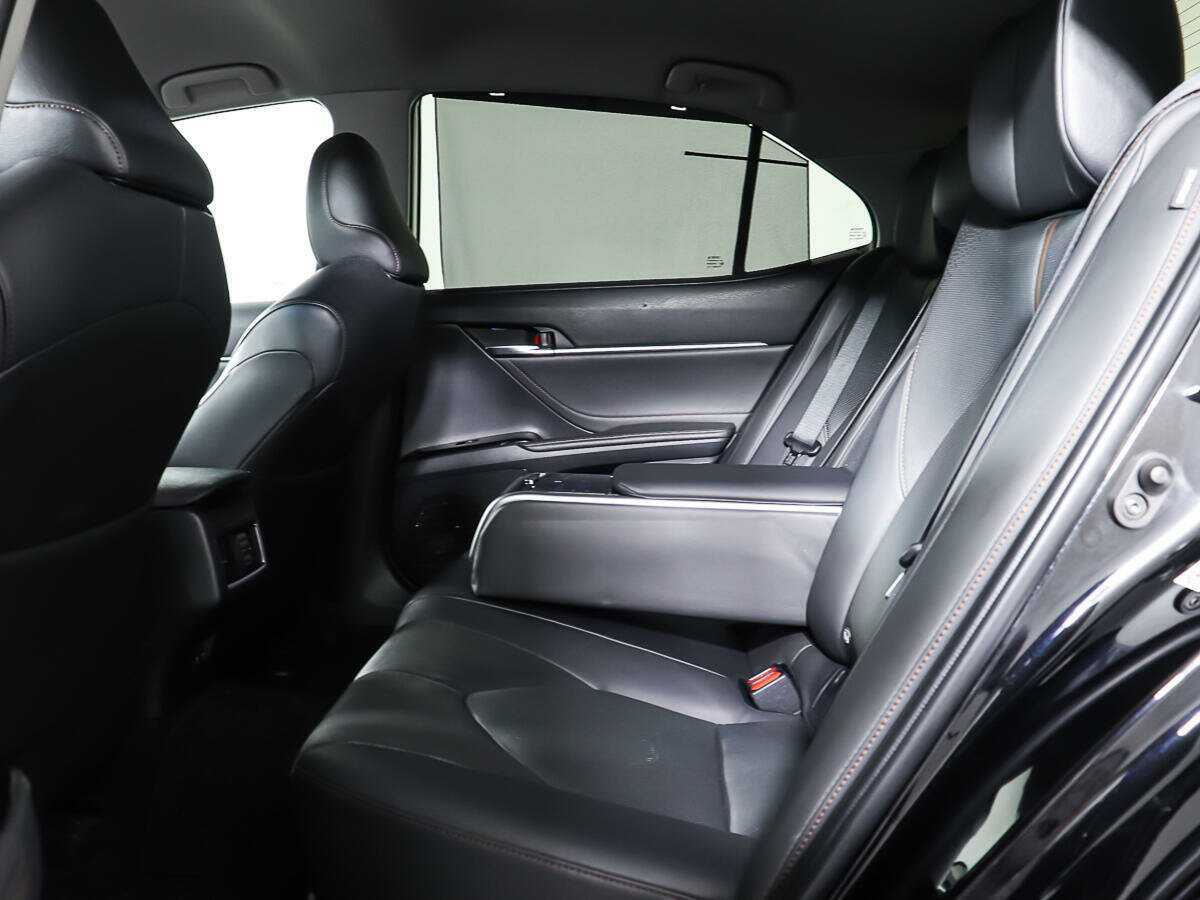 Toyota Camry с пробегом — 2018 год. Фото: #10