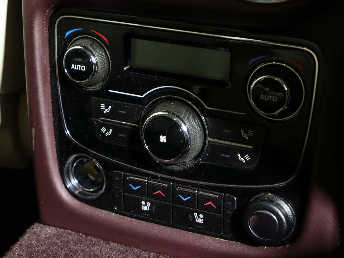 Jaguar XJ с пробегом — 2014 год. Фото: #16