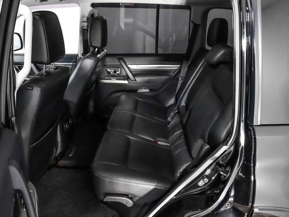 Mitsubishi Pajero с пробегом — 2015 год. Фото: #10