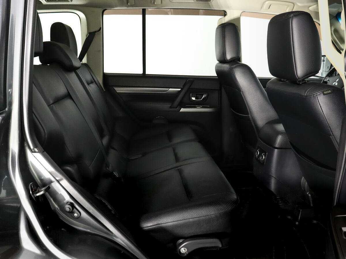 Mitsubishi Pajero с пробегом — 2012 год. Фото: #11