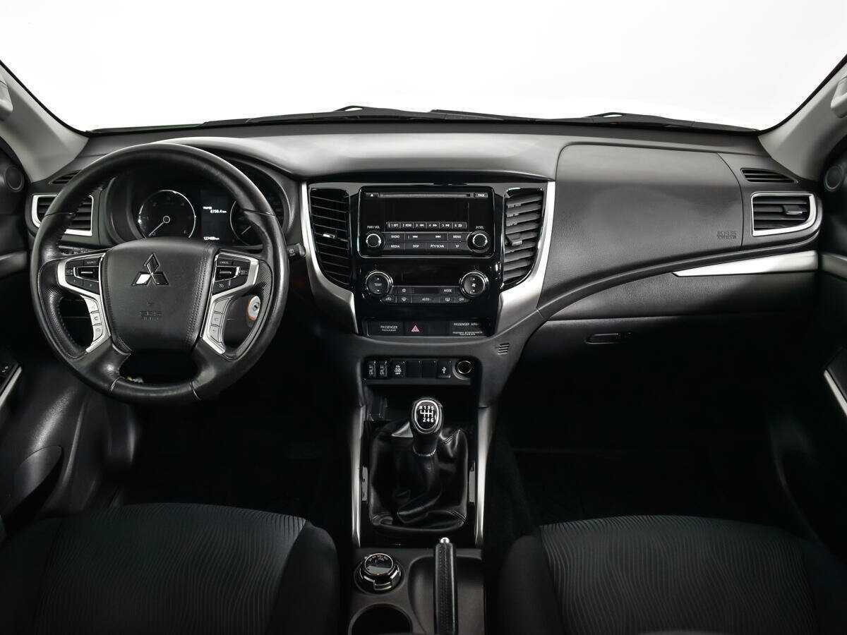 Mitsubishi Pajero Sport с пробегом — 2017 год. Фото: #11