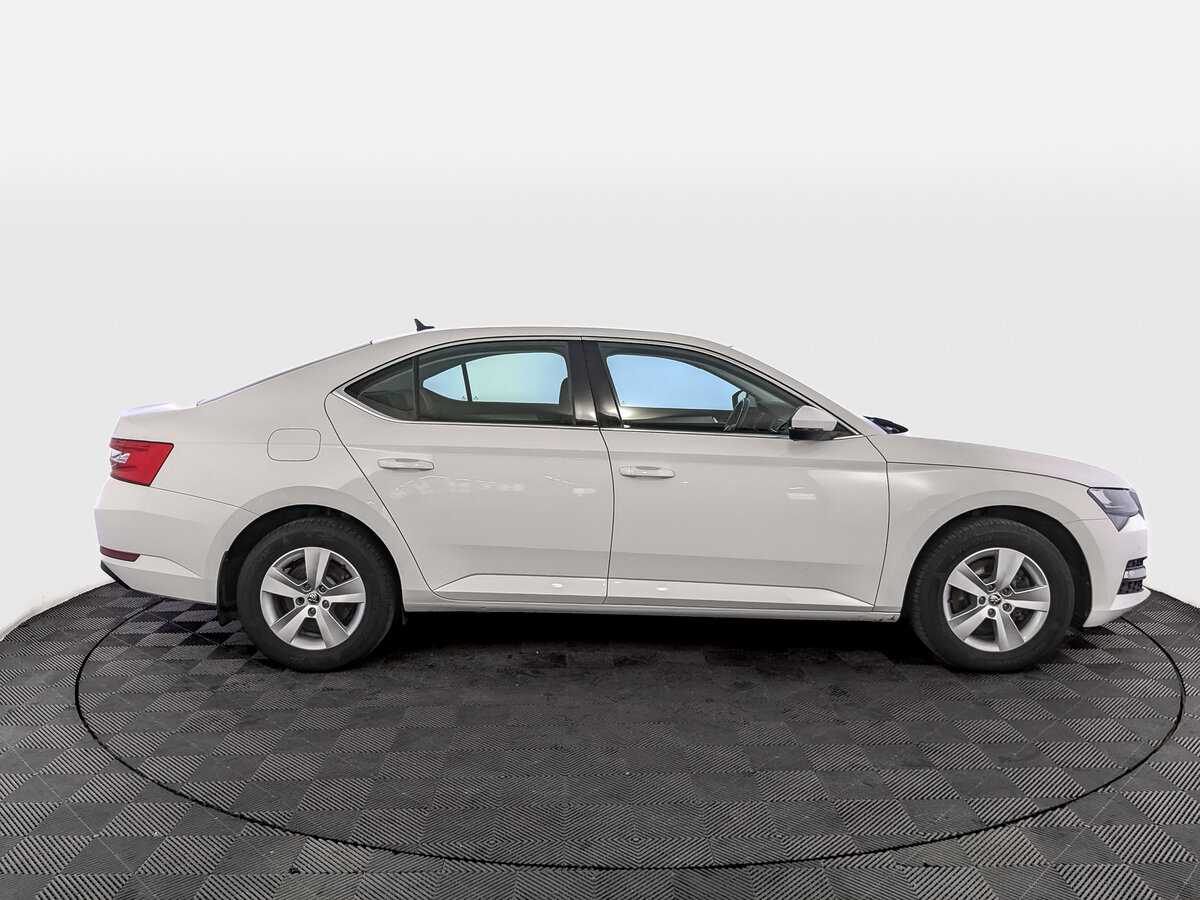 Skoda Superb с пробегом — 2021 год. Фото: #3