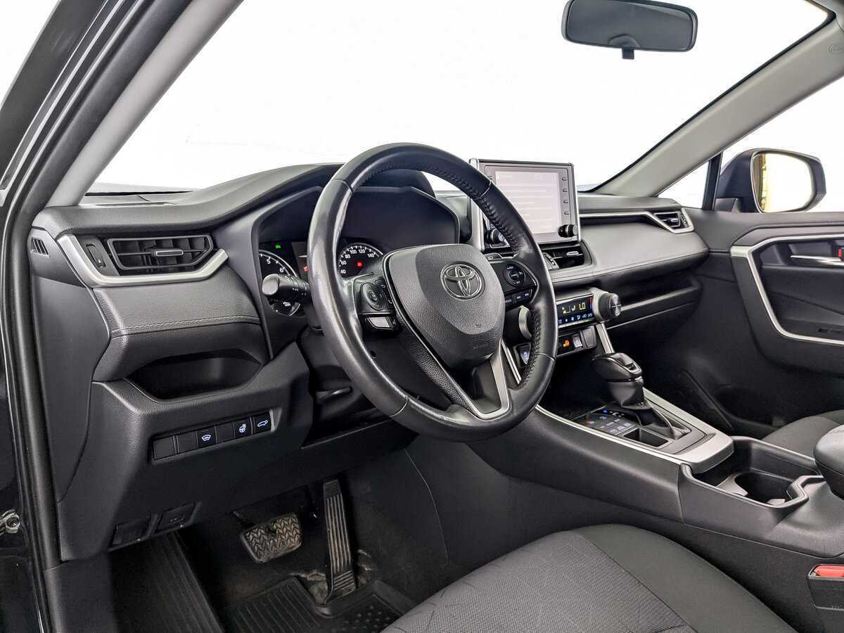 Toyota RAV4 с пробегом — 2020 год. Фото: #2