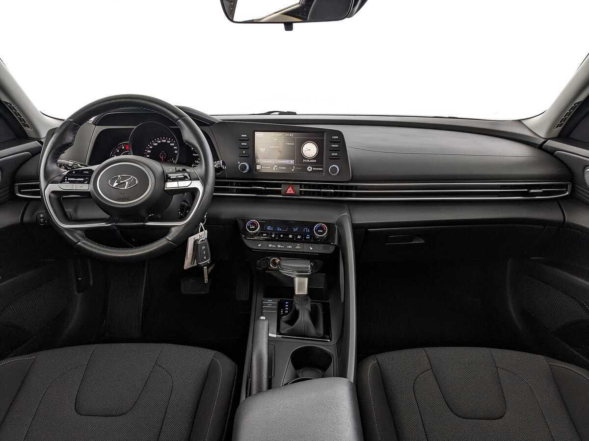 Hyundai Elantra с пробегом — 2021 год. Фото: #9