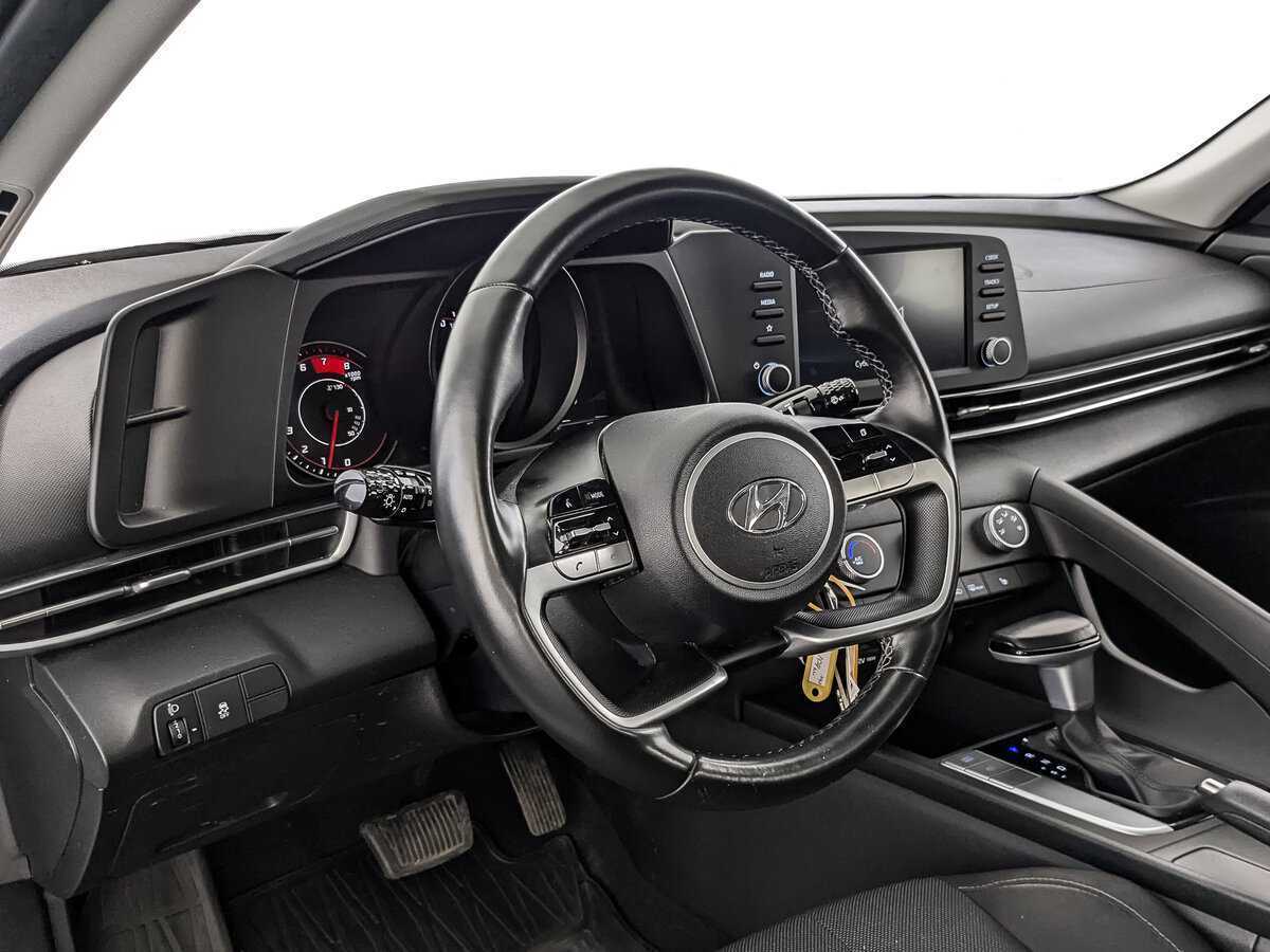 Hyundai Elantra с пробегом — 2021 год. Фото: #10