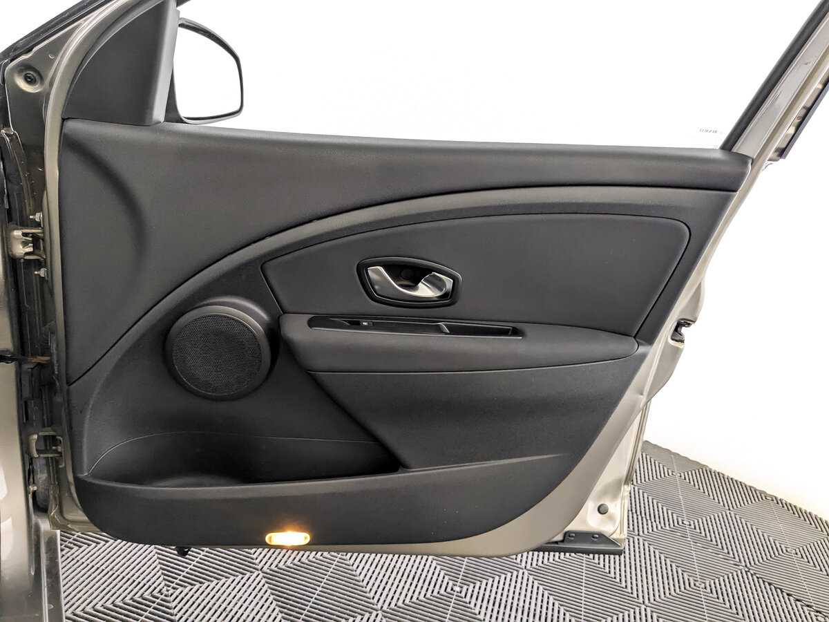 Renault Fluence с пробегом — 2012 год. Фото: #19