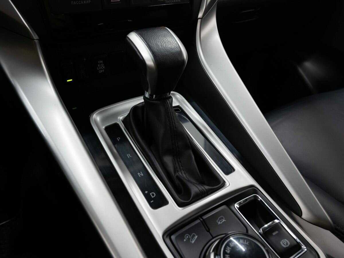 Mitsubishi Pajero Sport с пробегом — 2017 год. Фото: #22