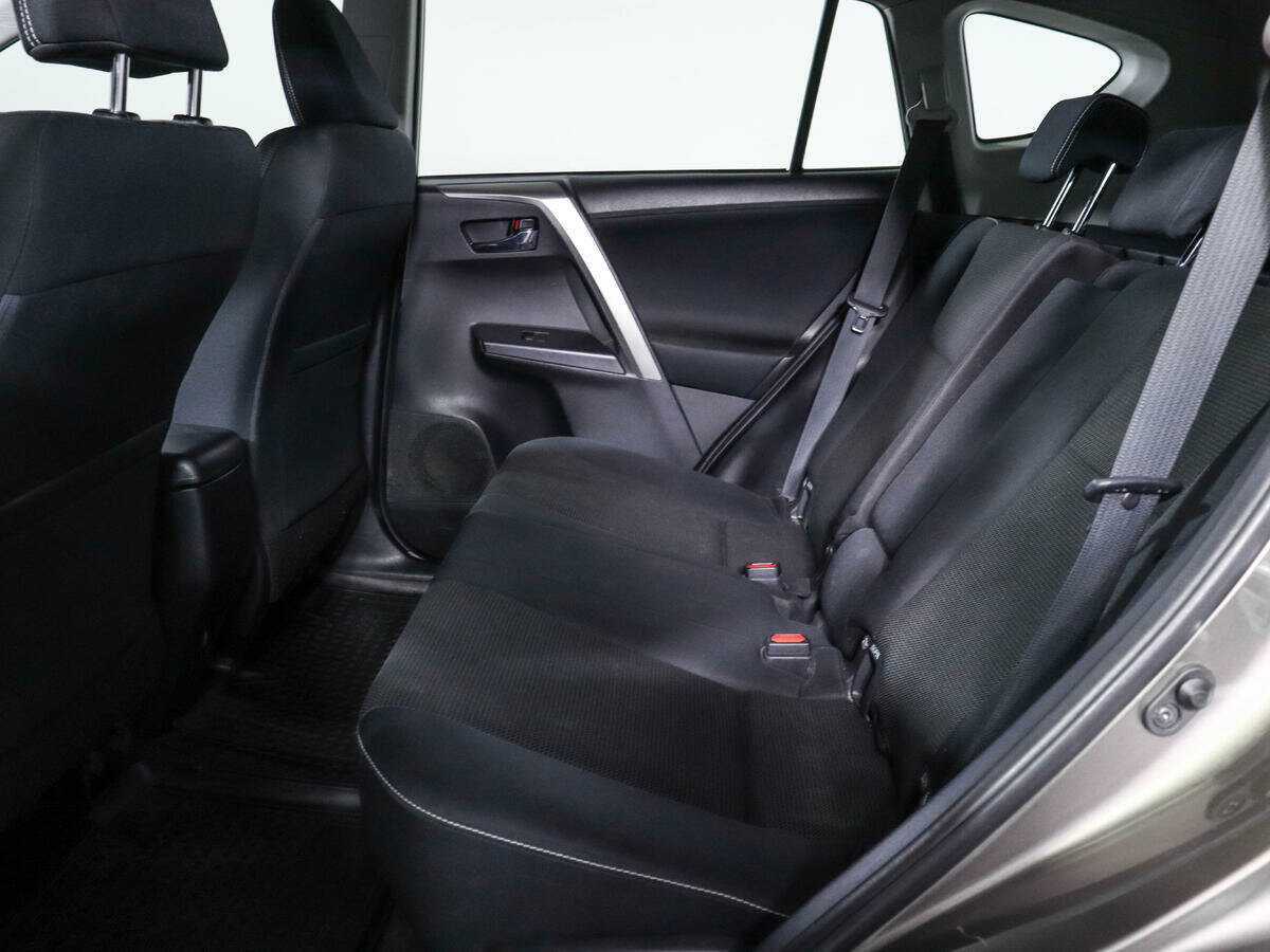 Toyota RAV4 с пробегом — 2016 год. Фото: #9