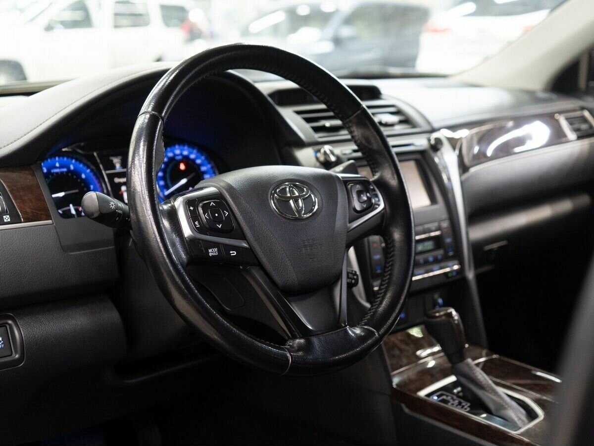 Toyota Camry с пробегом — 2017 год. Фото: #4