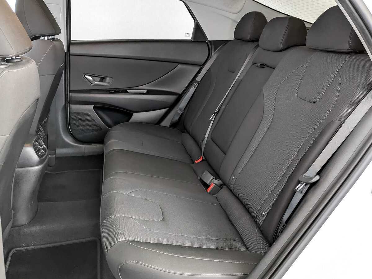 Hyundai Elantra с пробегом — 2021 год. Фото: #11