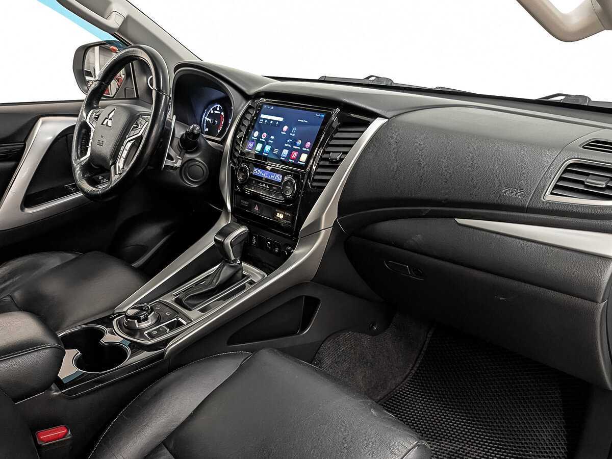 Mitsubishi Pajero Sport с пробегом — 2017 год. Фото: #10