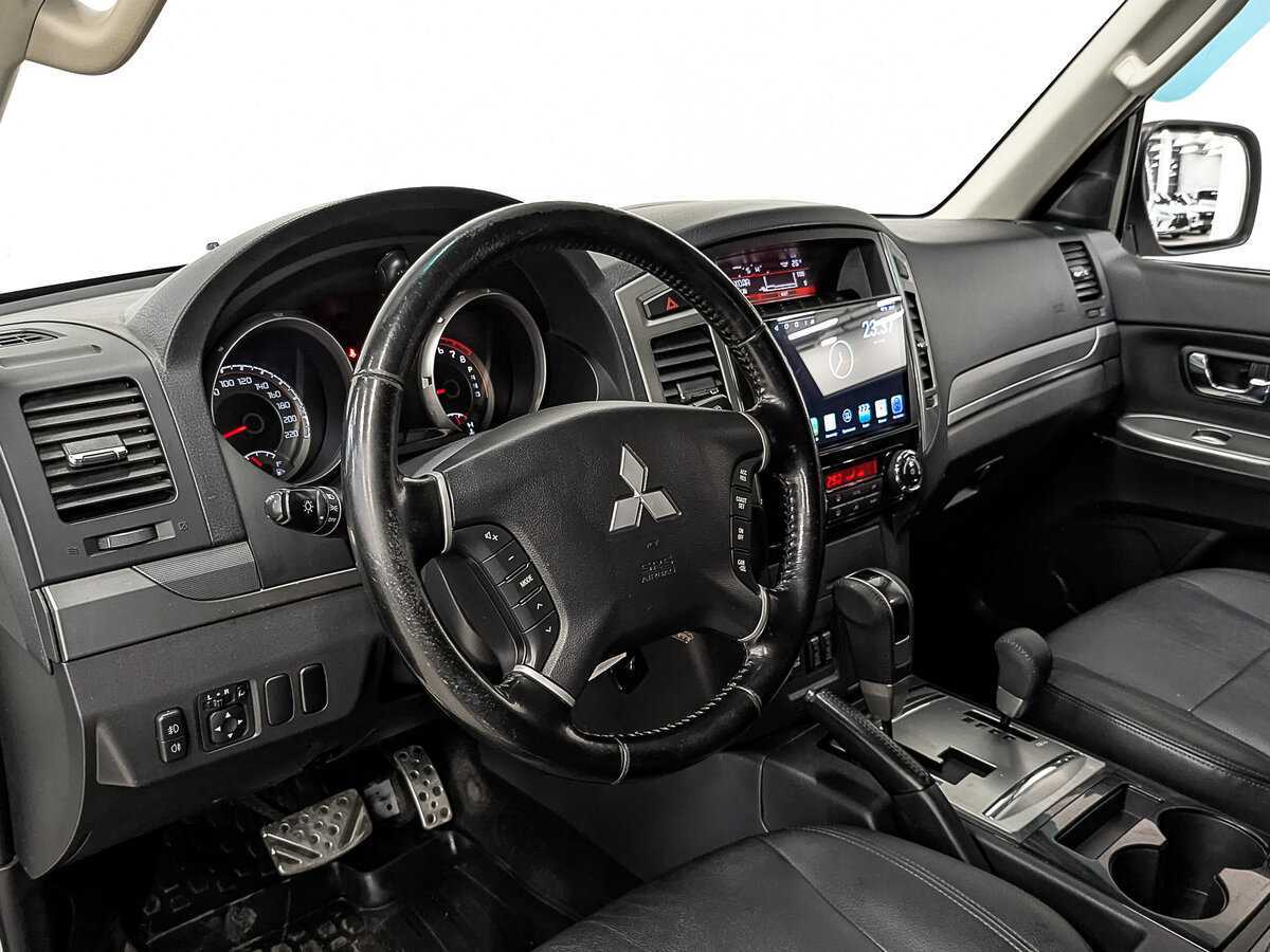 Mitsubishi Pajero с пробегом — 2015 год. Фото: #14