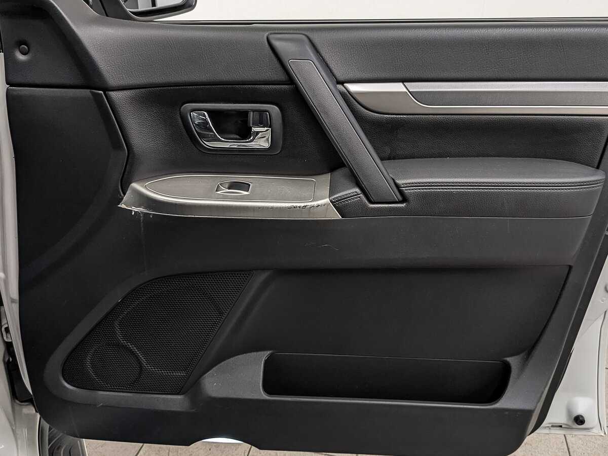Mitsubishi Pajero с пробегом — 2015 год. Фото: #23