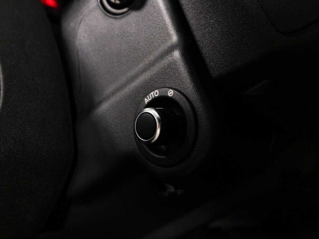 Land Rover Discovery с пробегом — 2016 год. Фото: #21