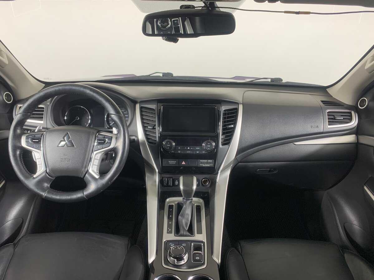 Mitsubishi Pajero Sport с пробегом — 2017 год. Фото: #12