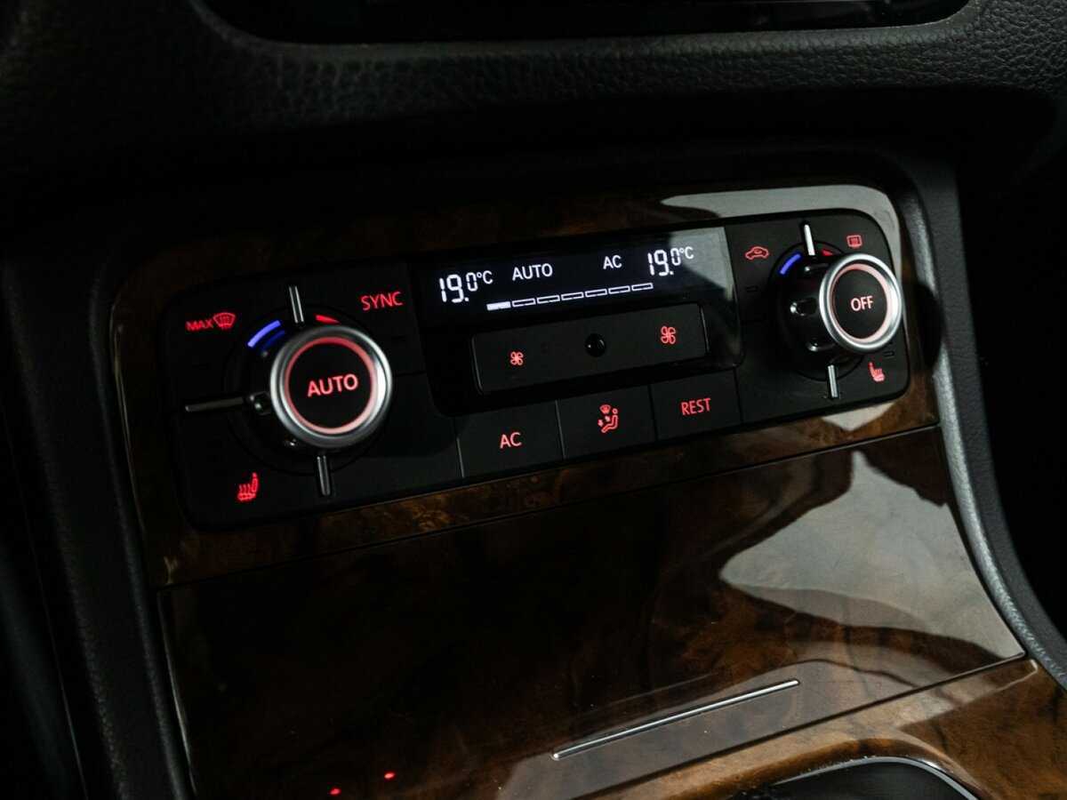 Volkswagen Touareg с пробегом — 2012 год. Фото: #12