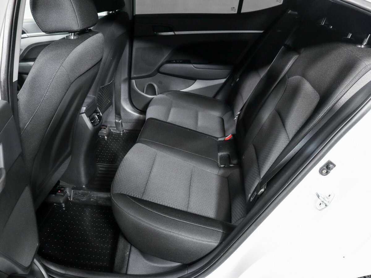 Hyundai Elantra с пробегом — 2020 год. Фото: #9