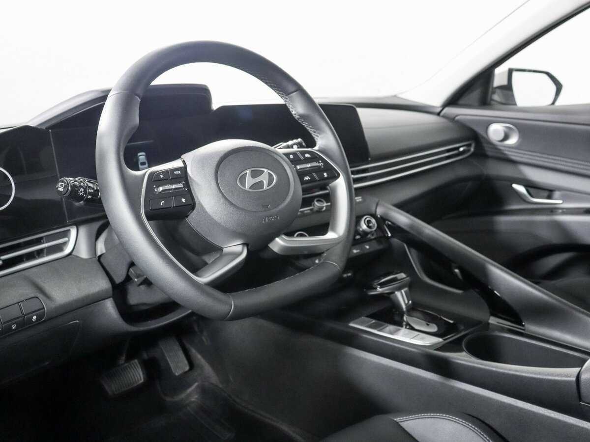 Hyundai Elantra с пробегом — 2023 год. Фото: #10