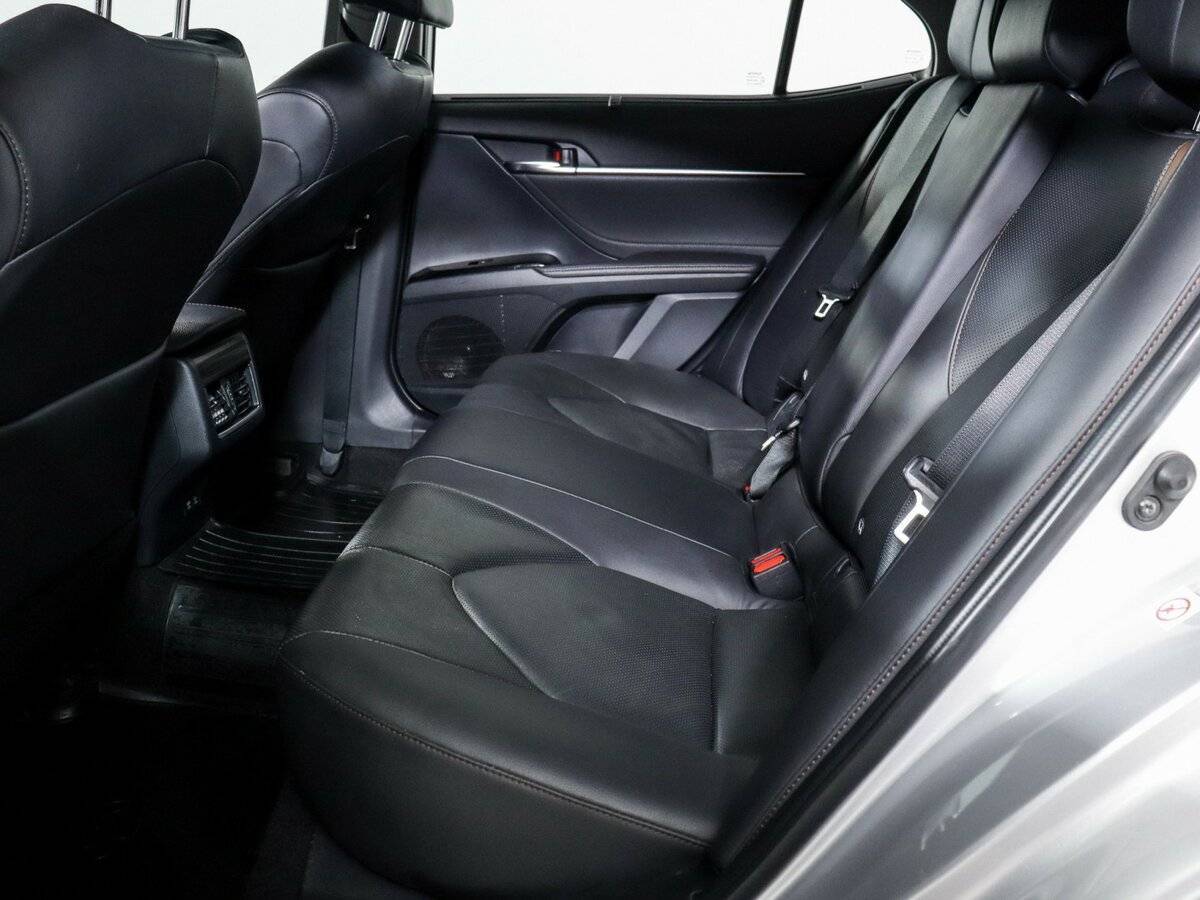 Toyota Camry с пробегом — 2018 год. Фото: #9