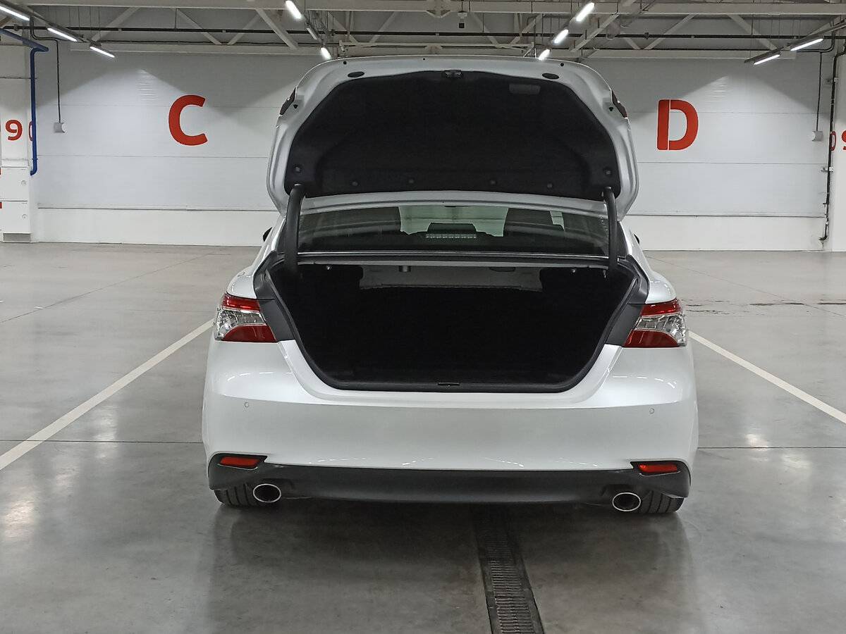 Toyota Camry с пробегом — 2019 год. Фото: #9