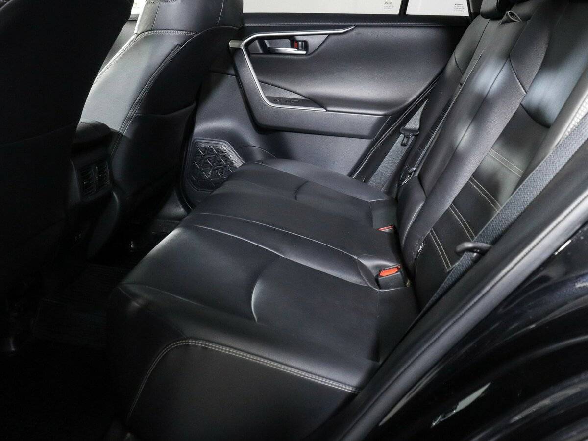 Toyota RAV4 с пробегом — 2020 год. Фото: #6