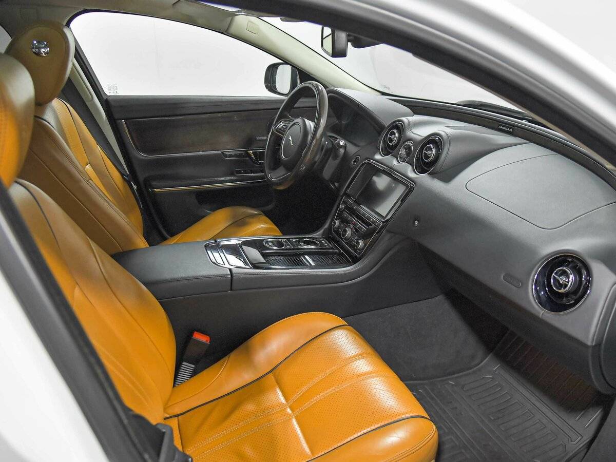 Jaguar XJ с пробегом — 2016 год. Фото: #19