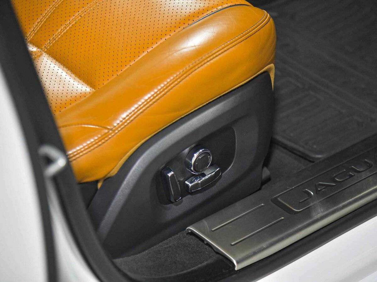 Jaguar XJ с пробегом — 2016 год. Фото: #20