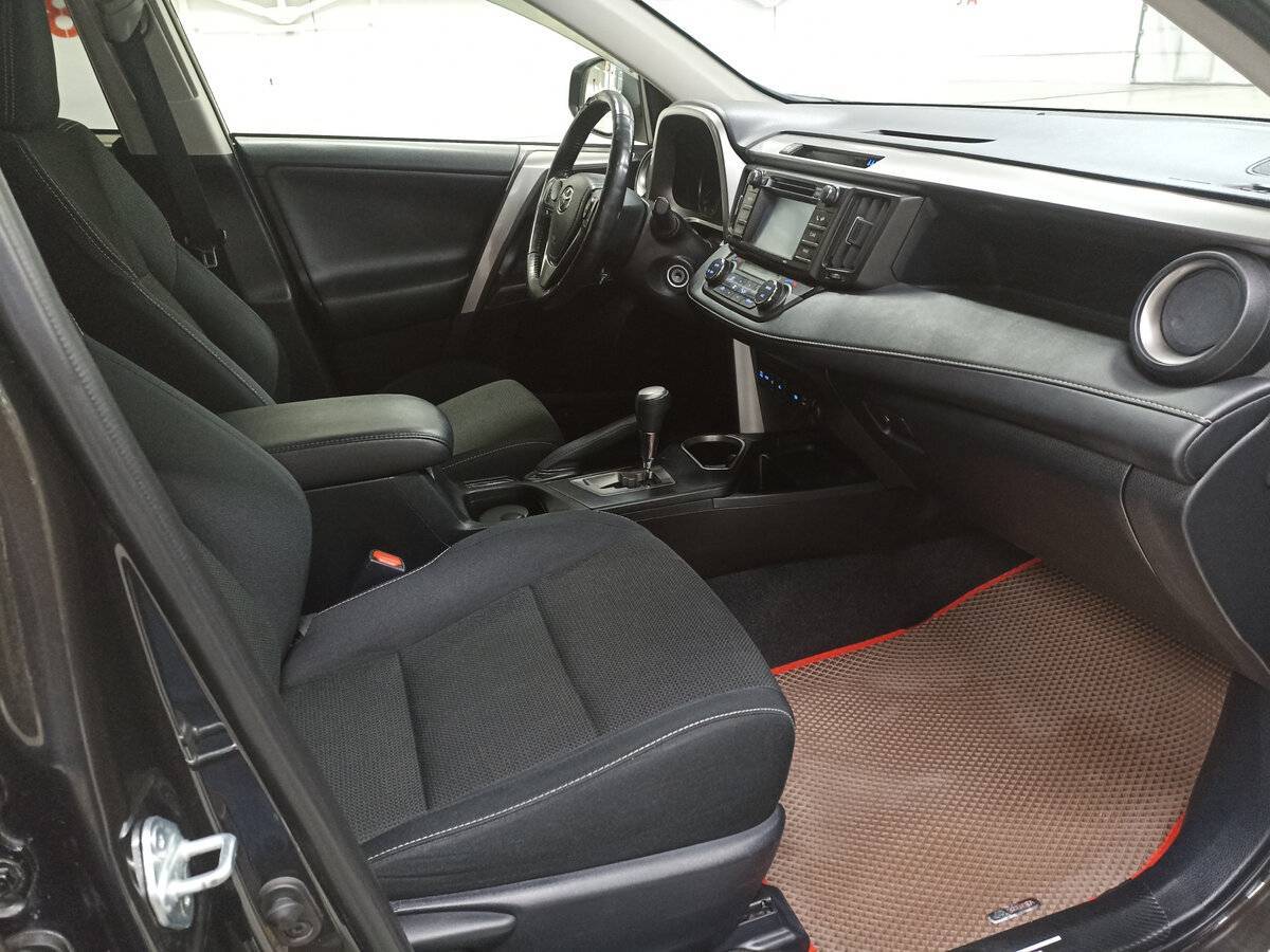 Toyota RAV4 с пробегом — 2016 год. Фото: #10