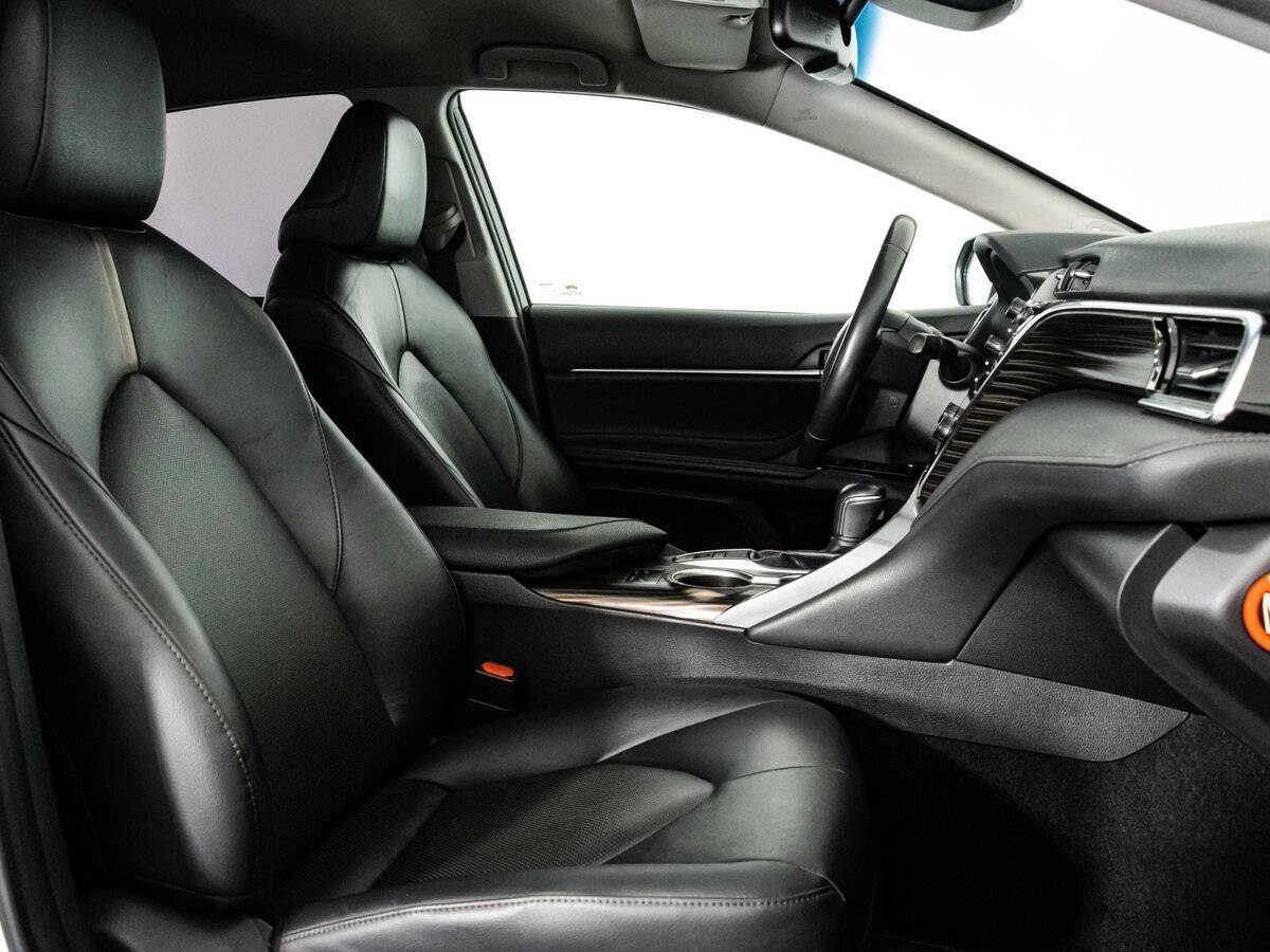 Toyota Camry с пробегом — 2018 год. Фото: #17