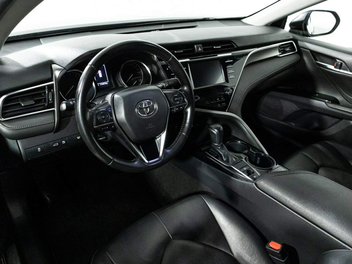 Toyota Camry с пробегом — 2018 год. Фото: #10