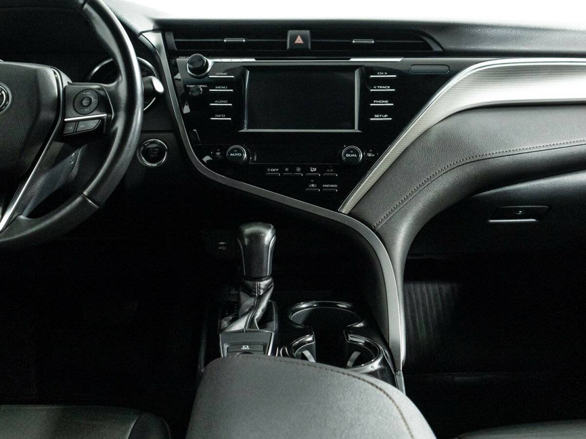 Toyota Camry с пробегом — 2018 год. Фото: #13