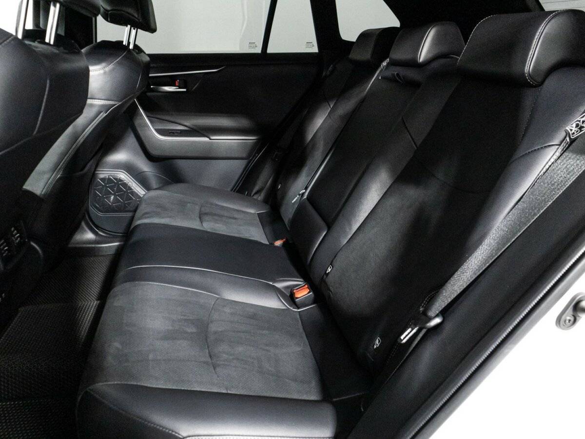 Toyota RAV4 с пробегом — 2020 год. Фото: #9