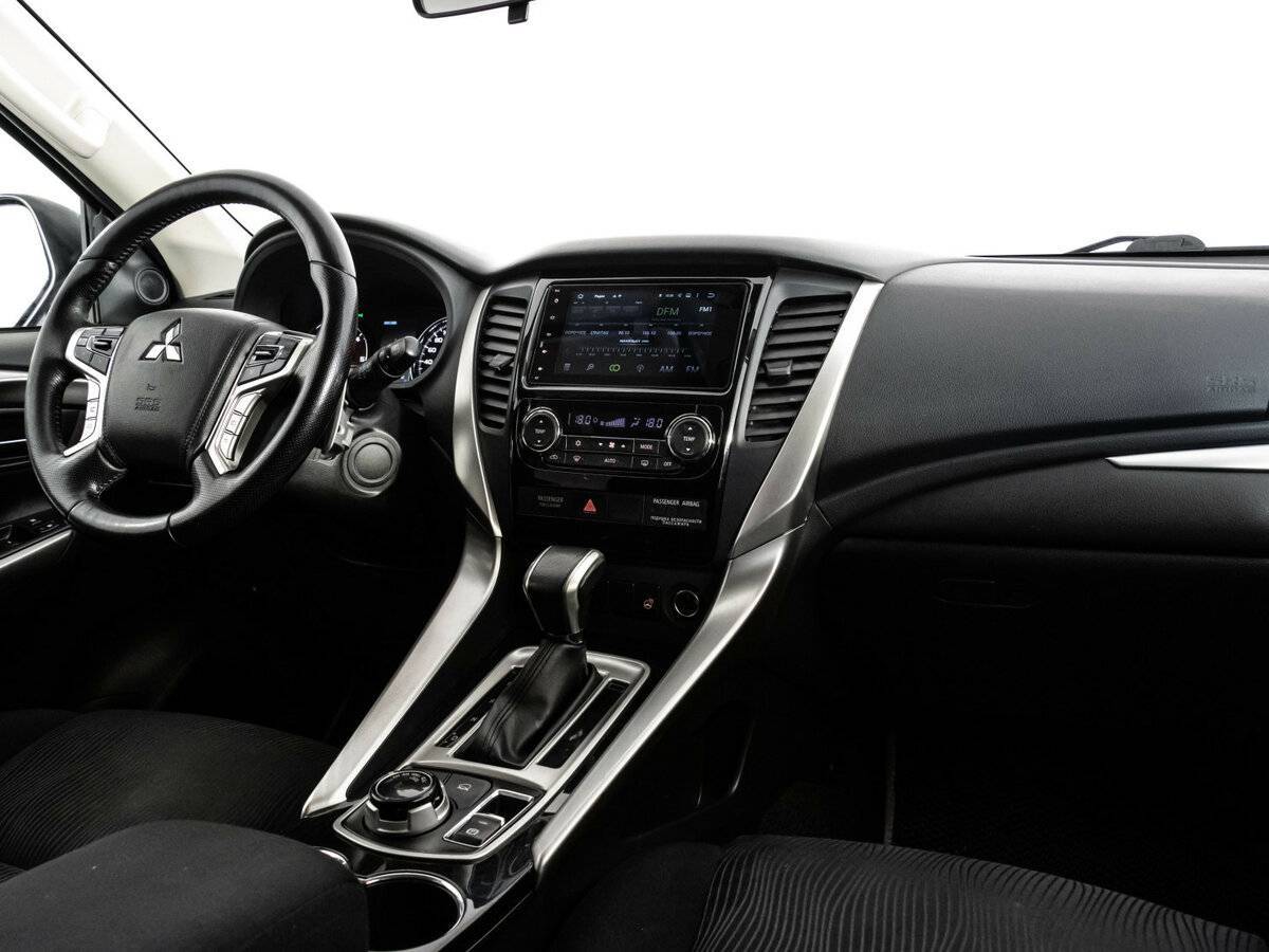 Mitsubishi Pajero Sport с пробегом — 2017 год. Фото: #8