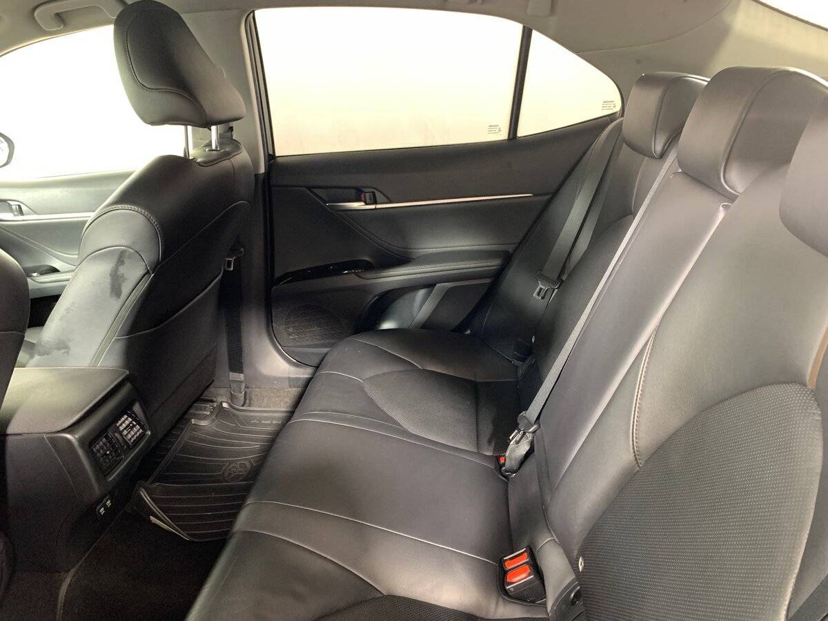 Toyota Camry с пробегом — 2018 год. Фото: #17