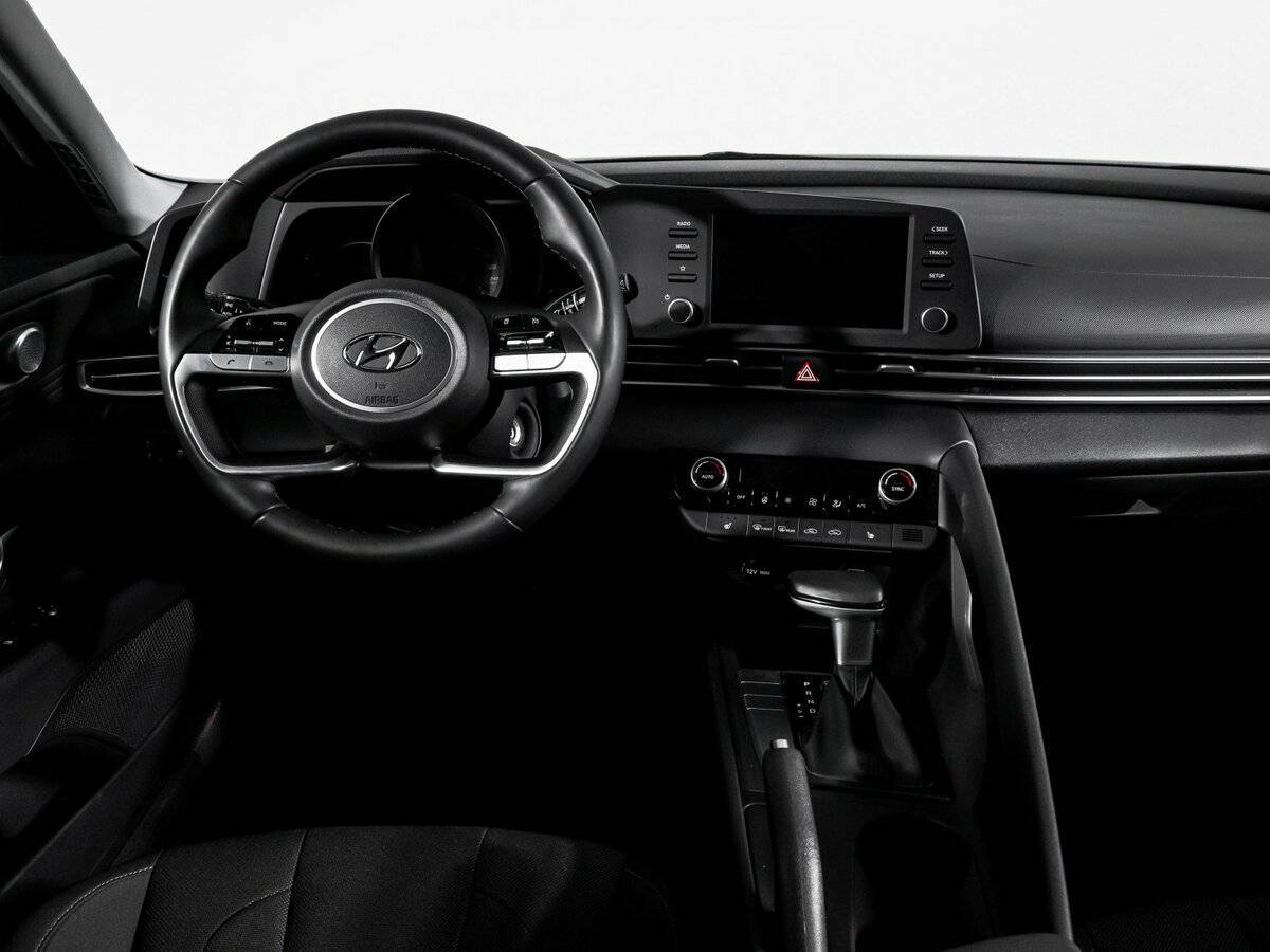 Hyundai Elantra с пробегом — 2021 год. Фото: #11